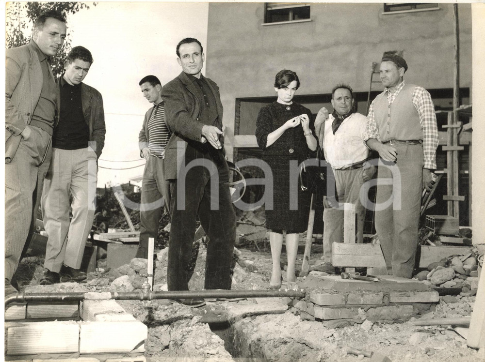 1959 VILLANOVA / FORLI' Ercole BALDINI visita la nuova casa con la fidanzata