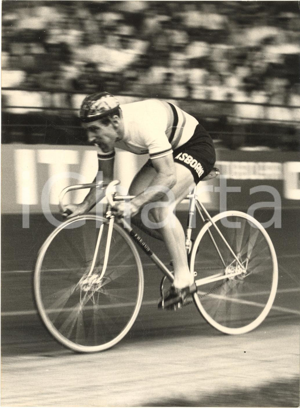 Fotografia d epoca originale 1957 MILANO CICLISMO Guido MESSINA in gara al Velodromo VIGORELLI  Foto 13x18 1