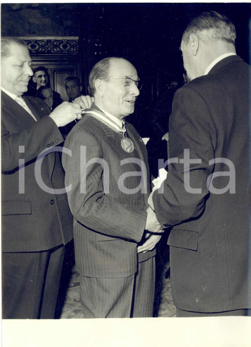 1960 PARIS Armand MASSARD remet mÃ©daille d'argent Ã  Ferdinand VASSEROT *Photo  Fotografia d'epoca con didascalia coeva.  CONDIZIONI: G FORMATO: 13x18 cm      originale e autentica 1