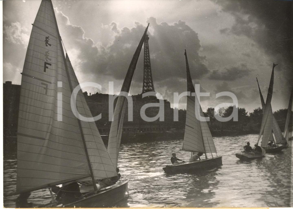 1953 PARIS Salon Nautique - DÃ©monstration de voiliers sur la Seine - Photo 18x13 Fotografia d'epoca. CONDIZIONI: FAIR (sovraimpressione circolare)FORMATO: 18x13 cm    originale e autentica 1