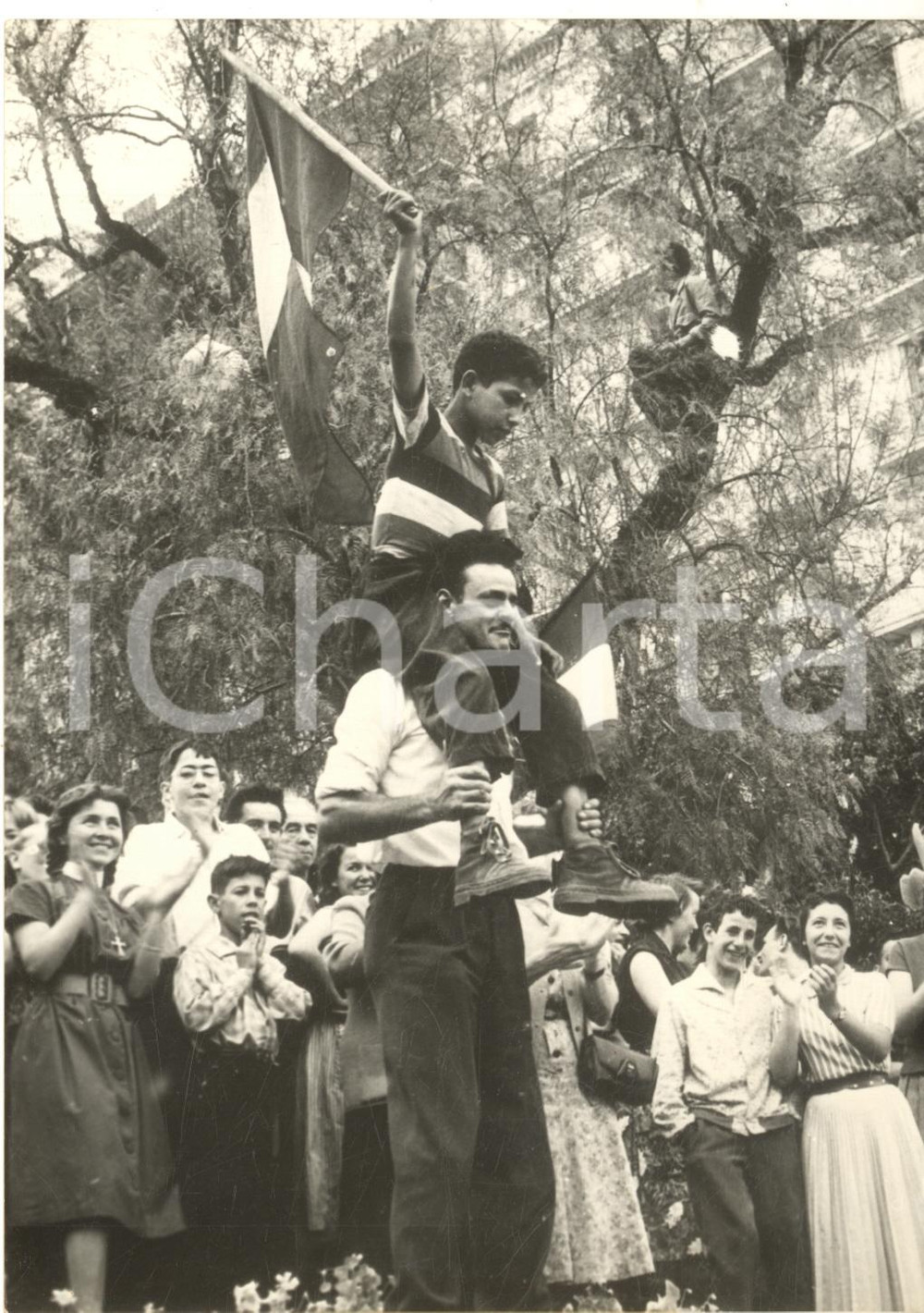 Fotografia d epoca originale 1958 ALGER Musulman sur les Ã©paules d un franÃ§ais avec drapeau tricolore  Photo 1