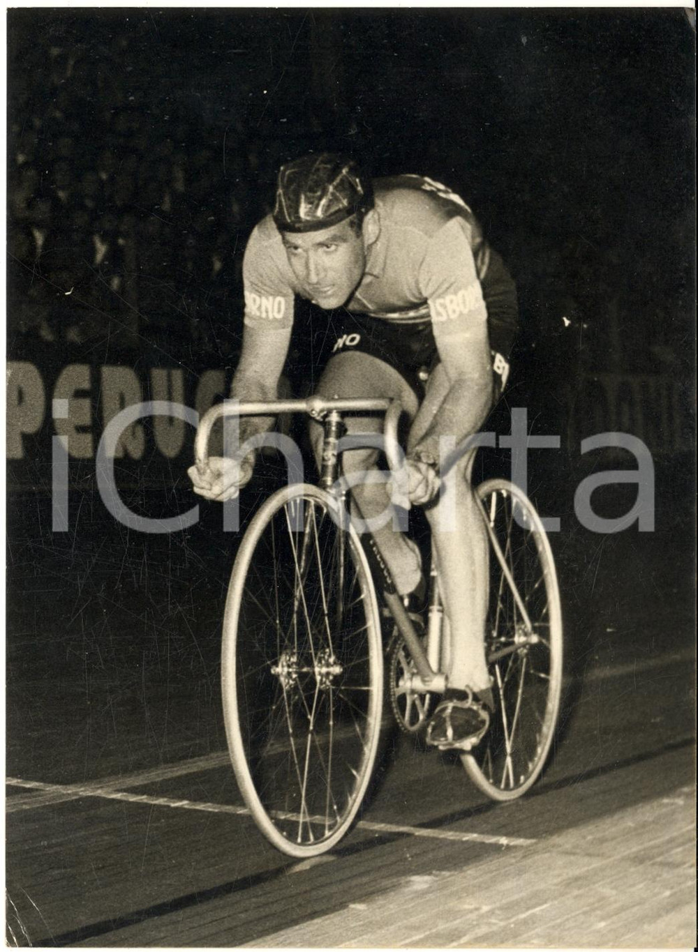 1957 MILANO CICLISMO Velodromo VIGORELLI - Guido MESSINA sui 10 km  - Foto 13x18  Fotografia d'epoca con didascalia coeva.  CONDIZIONI: FAIR (piegatura angolare) FORMATO: 13x18 cm     originale e autentica 1
