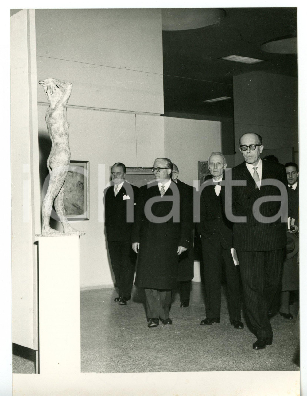 1957 MILANO Museo della Permanente - Giovanni GRONCHI alla Biennale d'Arte *Foto Fotografia d'epoca con didascalia coeva al verso. CONDIZIONI: GFORMATO: 13x18 cm     originale e autentica 1