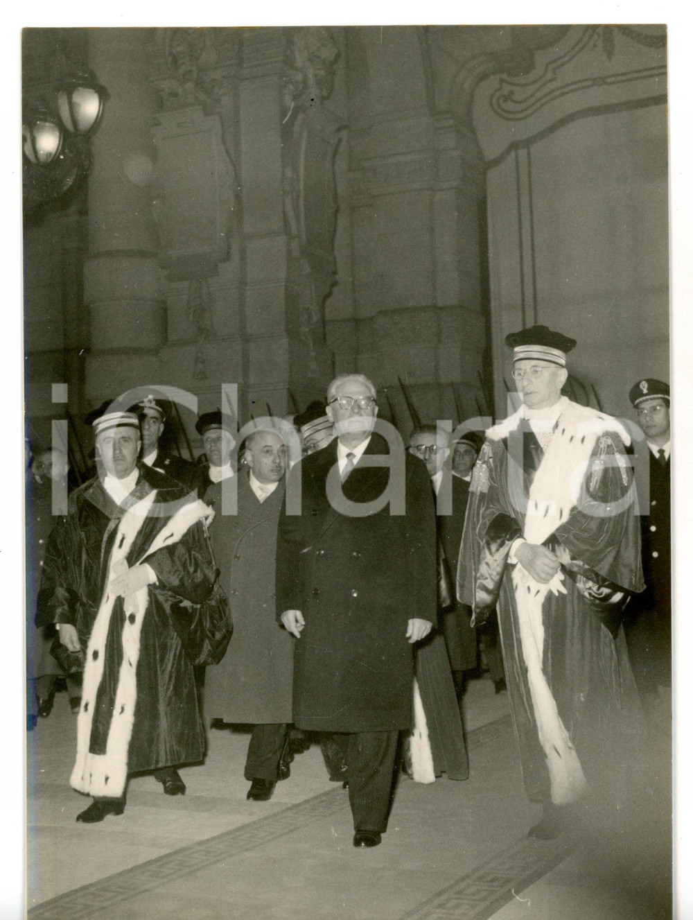 1958 ROMA PALAZZO DI GIUSTIZIA Inaugurazione anno giudiziario - Giovanni GRONCHI Fotografia d'epoca con didascalia coeva al verso. CONDIZIONI: FAIR (bassa qualit&agrave; e minimi difetti di stampa)FORMATO: 13x18 cm     originale e autentica 1