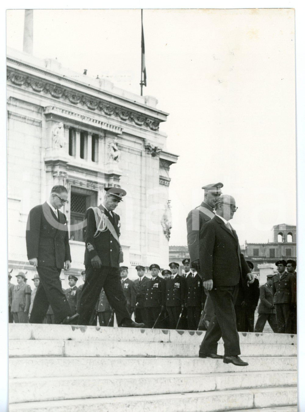 4 novembre 1957 ROMA Giornata Forze Armate - Giovanni GRONCHI *Foto 13x18 cm Fotografia d'epoca con didascalia coeva al verso. CONDIZIONI: GFORMATO: 13x18 cm     originale e autentica 1