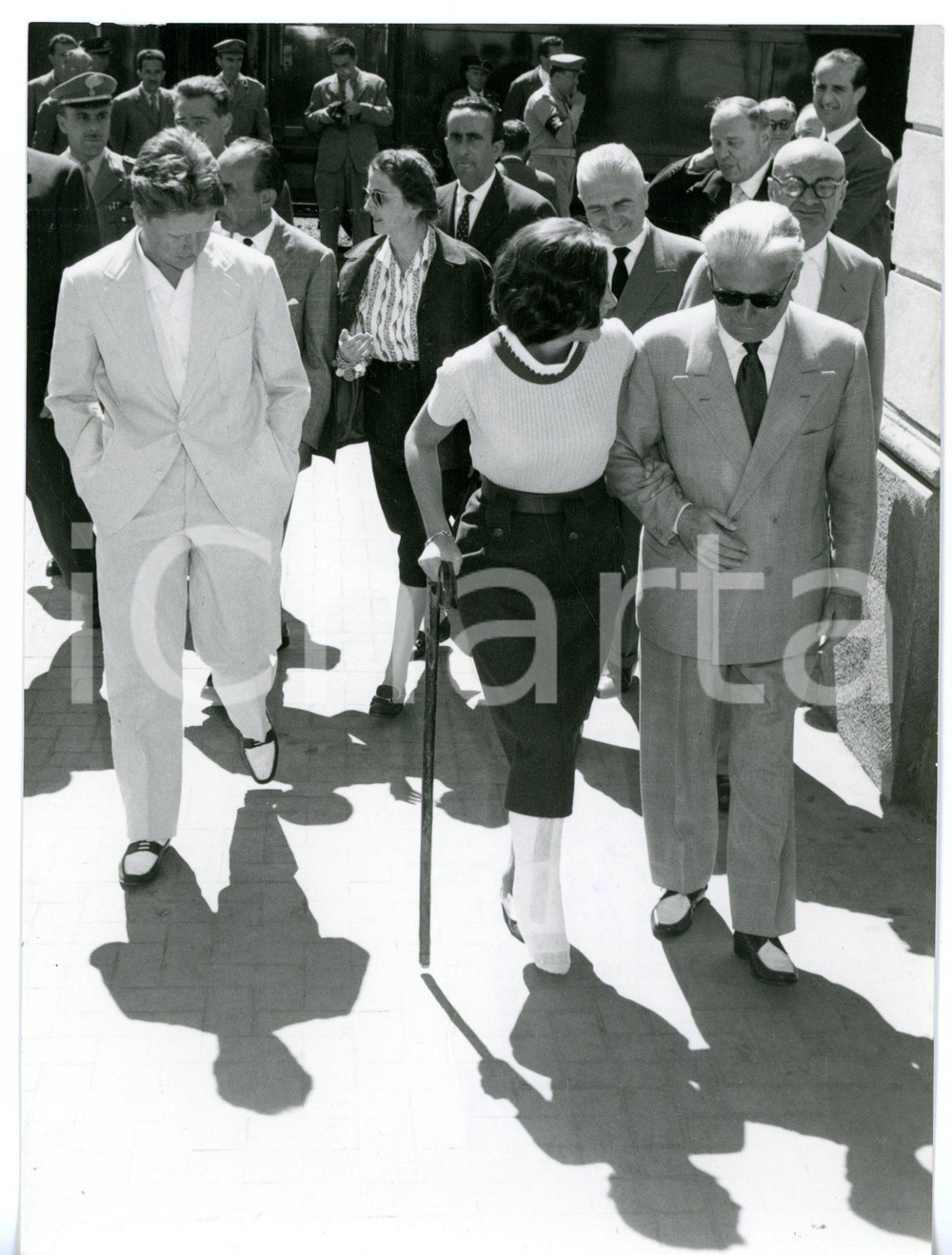 1958 AOSTA Giovanni GRONCHI in villeggiatura con la famiglia *Fotografia 13x18 Fotografia d'epoca con didascalia coeva al verso. CONDIZIONI: GFORMATO: 13x18 cm     originale e autentica 1