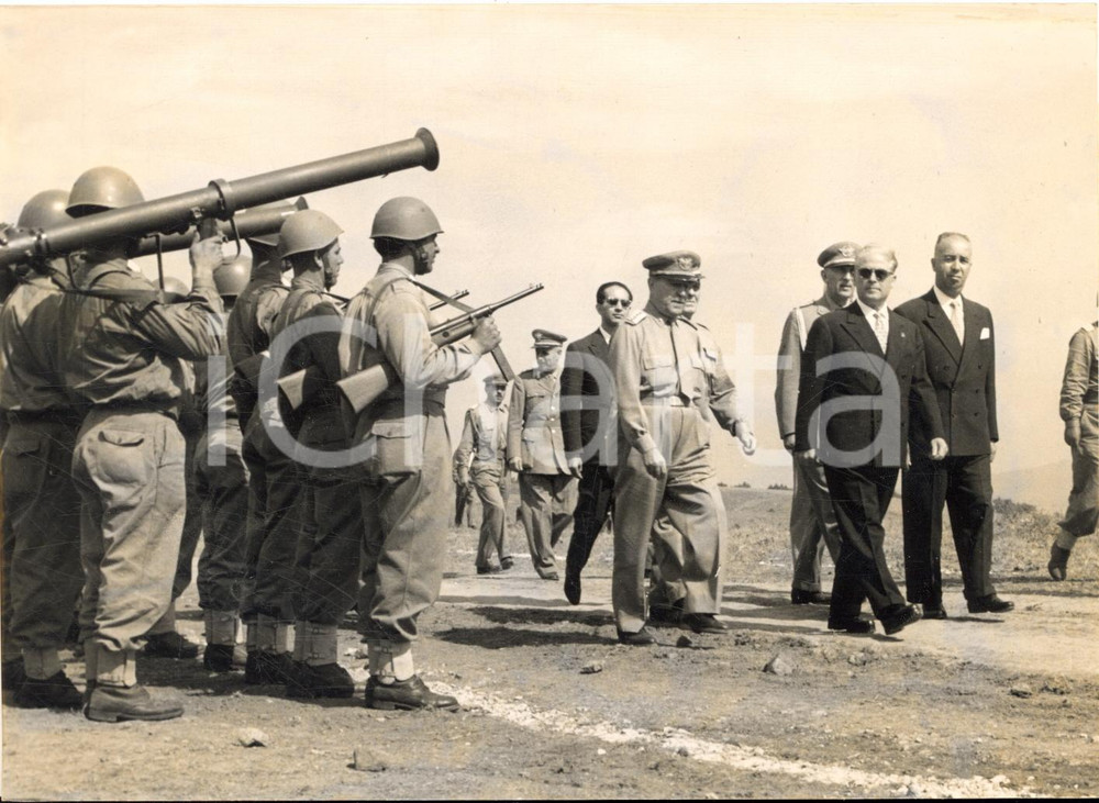 1955 POTENZA Presidente Giovanni GRONCHI visita la Divisione PINEROLO - Foto  Fotografia d'epoca con didascalia coeva al verso.Sono ritratti, oltre al presidente, i ministri Taviani e Colombo e il generale Mancinelli.   CONDIZIONI: FAIR (lieve ingiallimento al margine superiore) FORMATO: 18x13 cm     originale e autentica 1