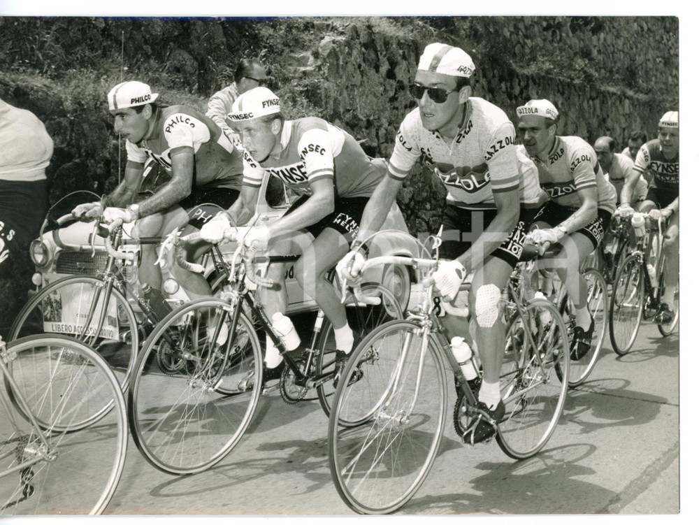 1961 CICLISMO GIRO D'ITALIA Passo di ACQUABONA - Jacques ANQUETIL e Charly GAUL Fotografia d'epoca, con didascalia coeva. CONDIZIONI: GFORMATO: 18x13 cm     originale e autentica 1