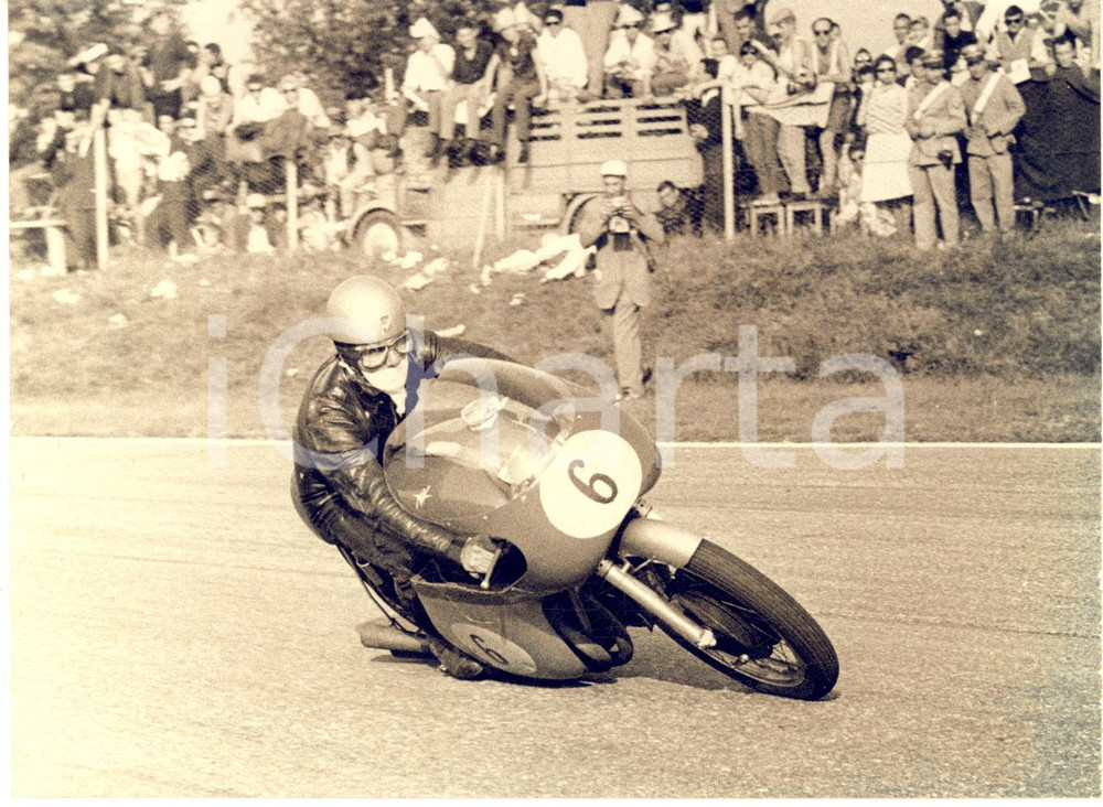 1960 MONZA MOTOCICLISMO GP delle Nazioni - Passaggio MV AGUSTA classe 500 *Foto  Fotografia d'epoca con didascalia coeva al verso.   CONDIZIONI: G  FORMATO: 18x13 cm     originale e autentica 1