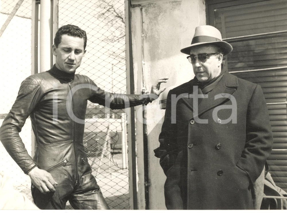 1960 MONZA MOTOCICLISMO Pilota Emilio MENDOGNI con Domenico AGUSTA *Foto 18x13