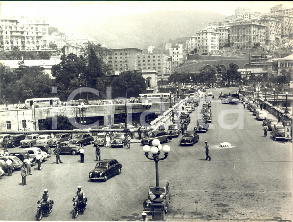 1955 GENOVA Partenza card. Benedetto ALOISI MASELLA - Il corteo *Foto 24x18 Fotografia d'epoca con didascalia coeva al verso. CONDIZIONI: POOR (piegature ai margini e difetti stampa)FORMATO: 24x18 cm     originale e autentica 1