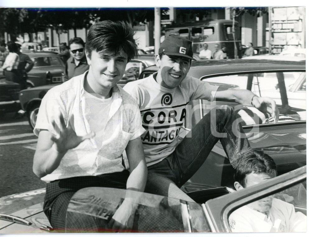 1966 MACERATA - CANTAGIRO Gianni MORANDI e Bobby SOLO su auto cabriolet *Foto