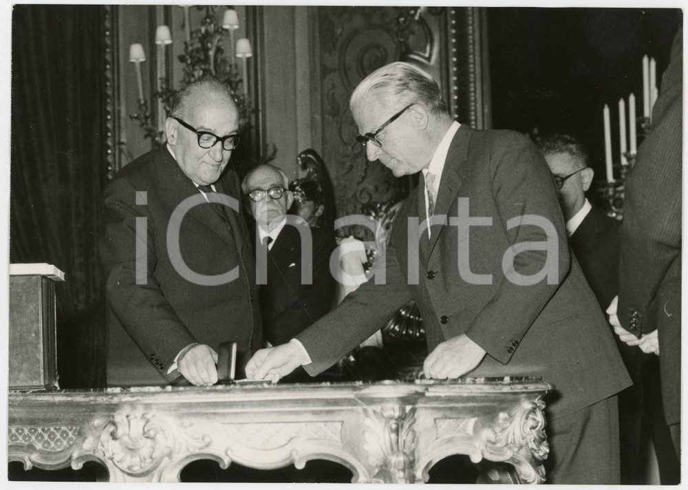 1956 ROMA Francesco DE NICOLA e Giovanni GRONCHI - Decennale della Costituzione  Fotografia d'epoca con didascalia coeva al verso.  CONDIZIONI: G (ma lieve impressione) FORMATO: 18x13 cm     originale e autentica 1
