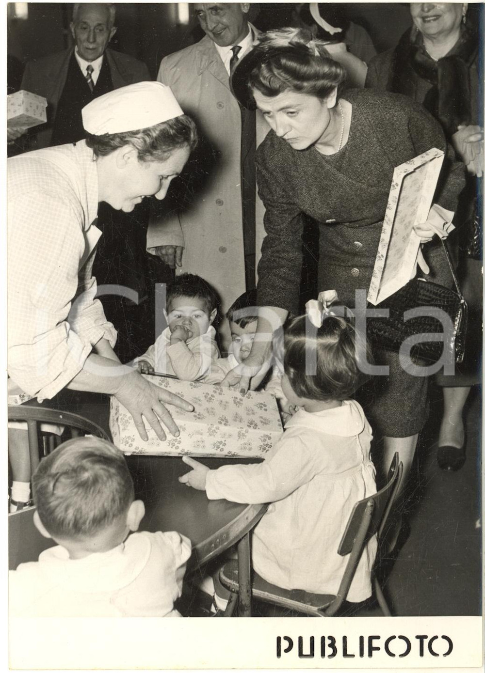 1955 ca NAPOLI Carla GRONCHI visita i centri per l'infanzia nei rioni popolari