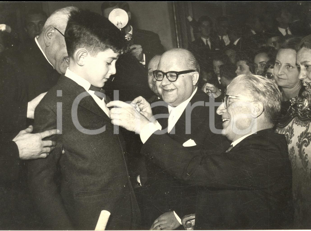 1958 ROMA Collegio Nazareno - Giovanni GRONCHI premia il figlio di Guido GONELLA