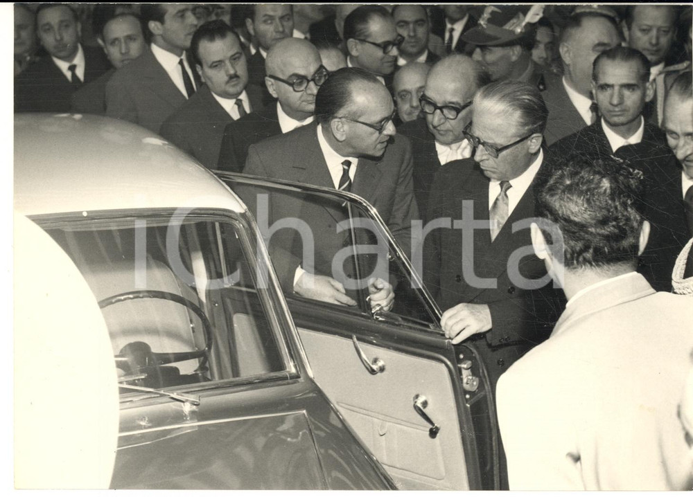 1957 ROMA Giovanni GRONCHI all'inaugurazione del 37Â° Salone dell'Auto *Foto  Fotografia d'epoca con didascalia coeva al verso.   CONDIZIONI: GFORMATO: 18x13 cm     originale e autentica 1