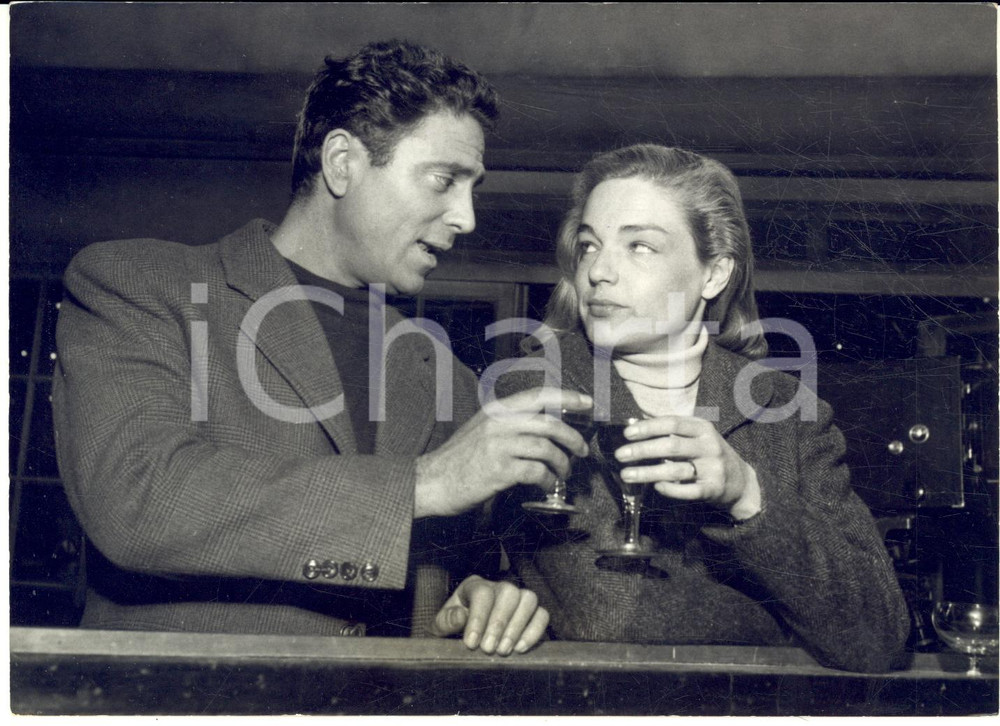 Fotografia d epoca originale 1953 PARIS Raf VALLONE Simone SIGNORET trinquent au succÃ¨s de ThÃ©rÃ¨se Raquin 1