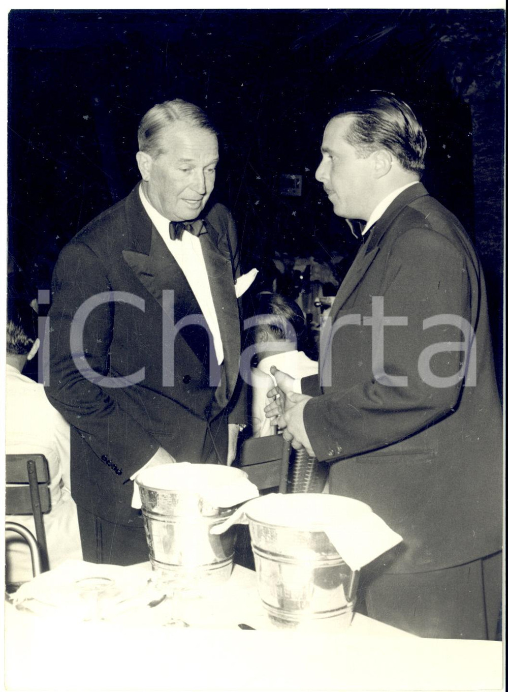 1954 GENOVA Festival Canzone Francese - Armand MESTRAL Maurice CHEVALIER *Foto 3 Fotografia d'epoca con didascalia coeva al verso. CONDIZIONI: G (ma lievi difetti di stampa)FORMATO: 13x18 cm     originale e autentica 1