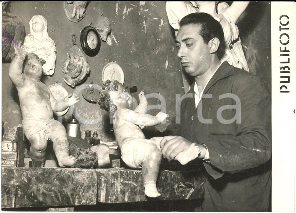 1957 NATALE NAPOLI Artigiano nella sua bottega di statue per il presepe *Foto
