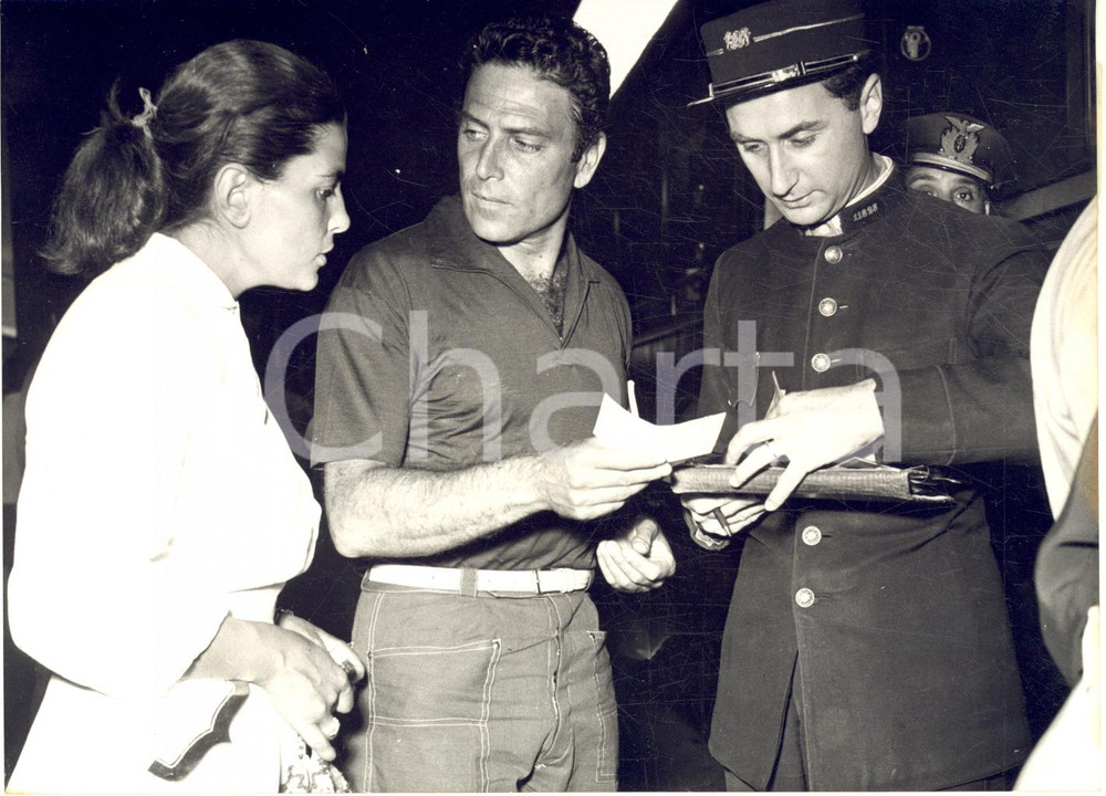 1955 ROMA TERMINI Raf VALLONE con la moglie Elena VARZI alla partenza per Parigi