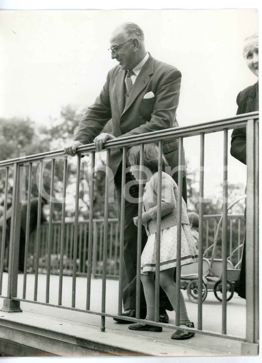 1958 LONDON St James's Park - Frank COUSINS with four-year-old Valeria DELACCO