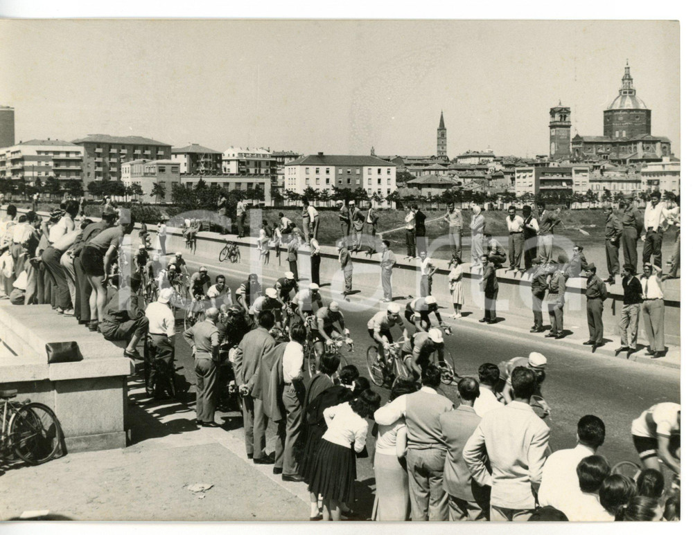 1955 ca CICLISMO GIRO D'ITALIA - PAVIA Il gruppo sul PONTE DELLA LIBERTÀ *Foto