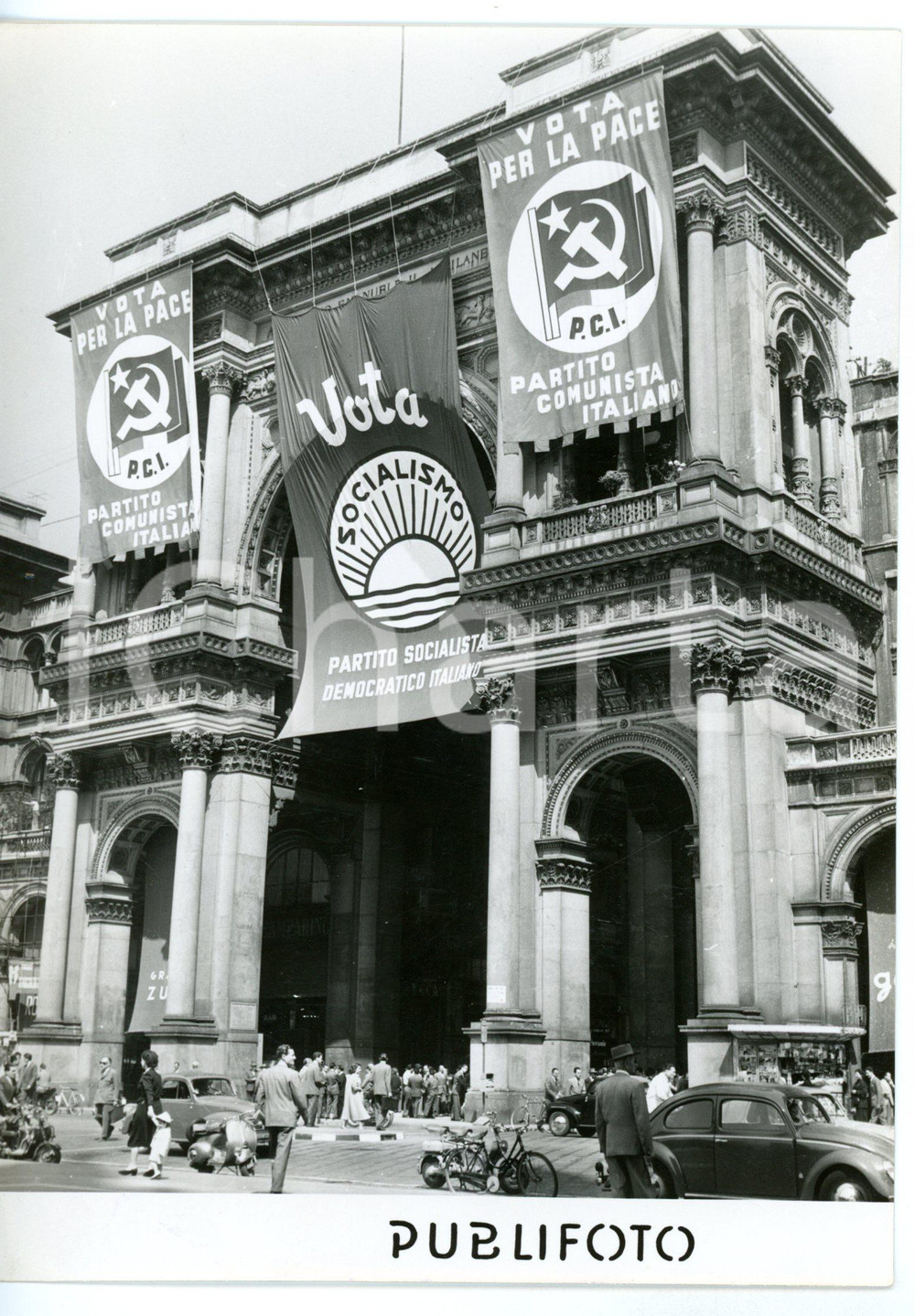 1953 MILANO Cartelloni elettorali PCI - PSDI invadono Galleria VITTORIO EMANUELE