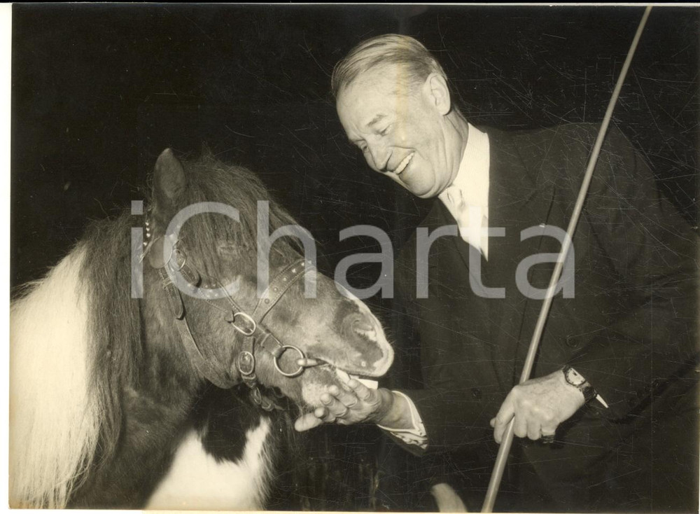 1957 PARIS Cirque d'Hiver - Maurice CHEVALIER répète son numero - Photo 18x12 cm