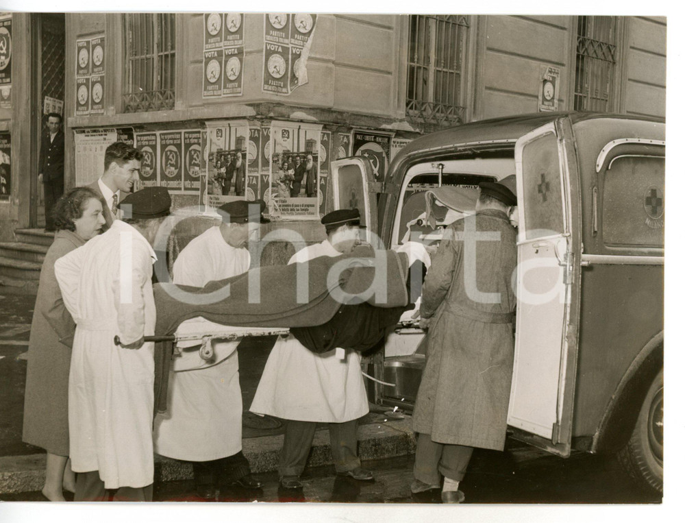 1953 MILANO Elezioni politiche - Invalido trasportato alle urne *Foto 18x13 cm