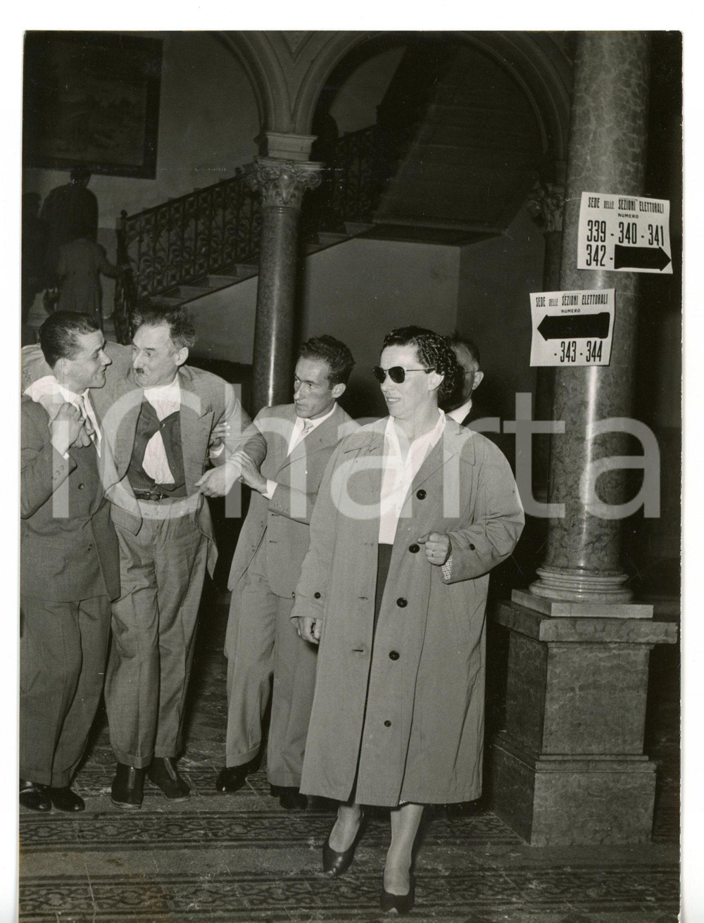 1953 MILANO Elezioni politiche - Anziano accompagnato alle urne *Foto 13x18 cm