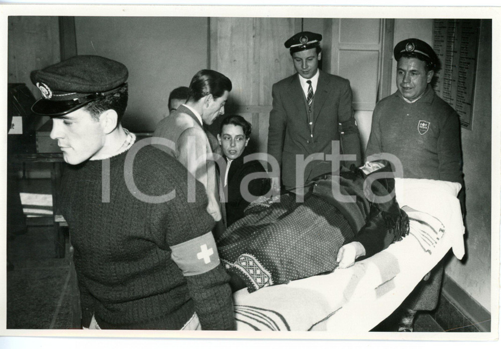 1954 VALLE D'AOSTA Elezioni regionali - Anziana donna trasportata alle urne