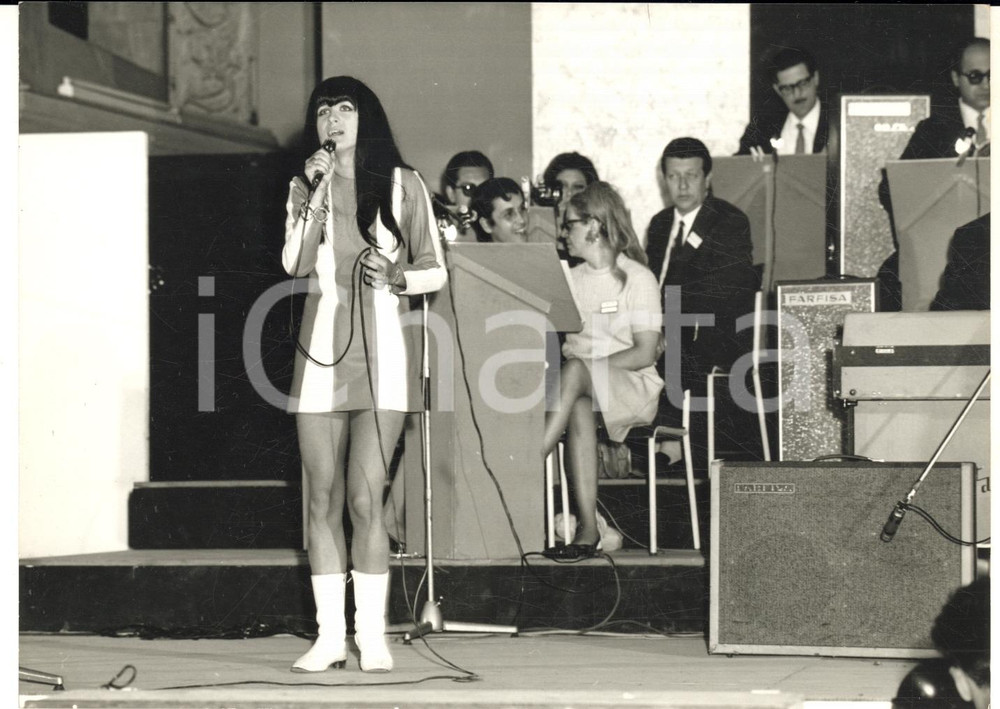 1967 CANTAGIRO Milena CANTU' sul palco in minigonna *Fotografia 18x13 cm