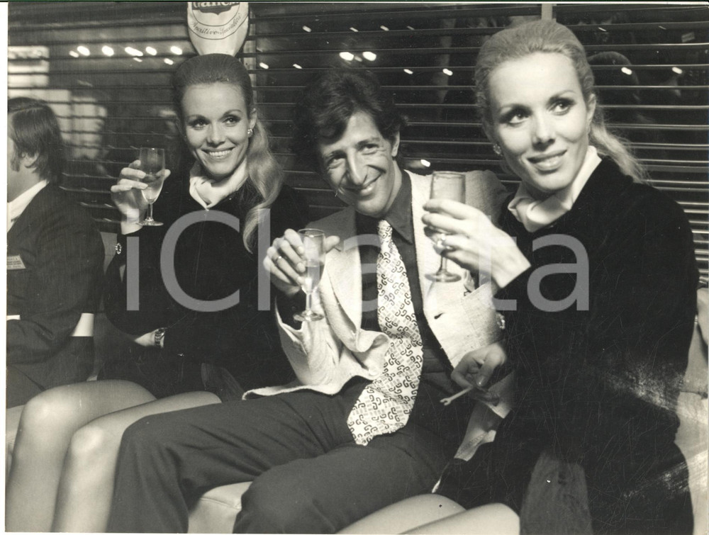 1969 CANTAGIRO Giorgio GABER brinda con le gemelle KESSLER - Foto 24x18 cm