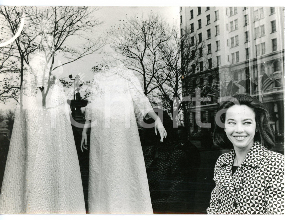 1965 ca NEW YORK Leslie CARON alla vetrina di un negozio *Foto 18x13 cm