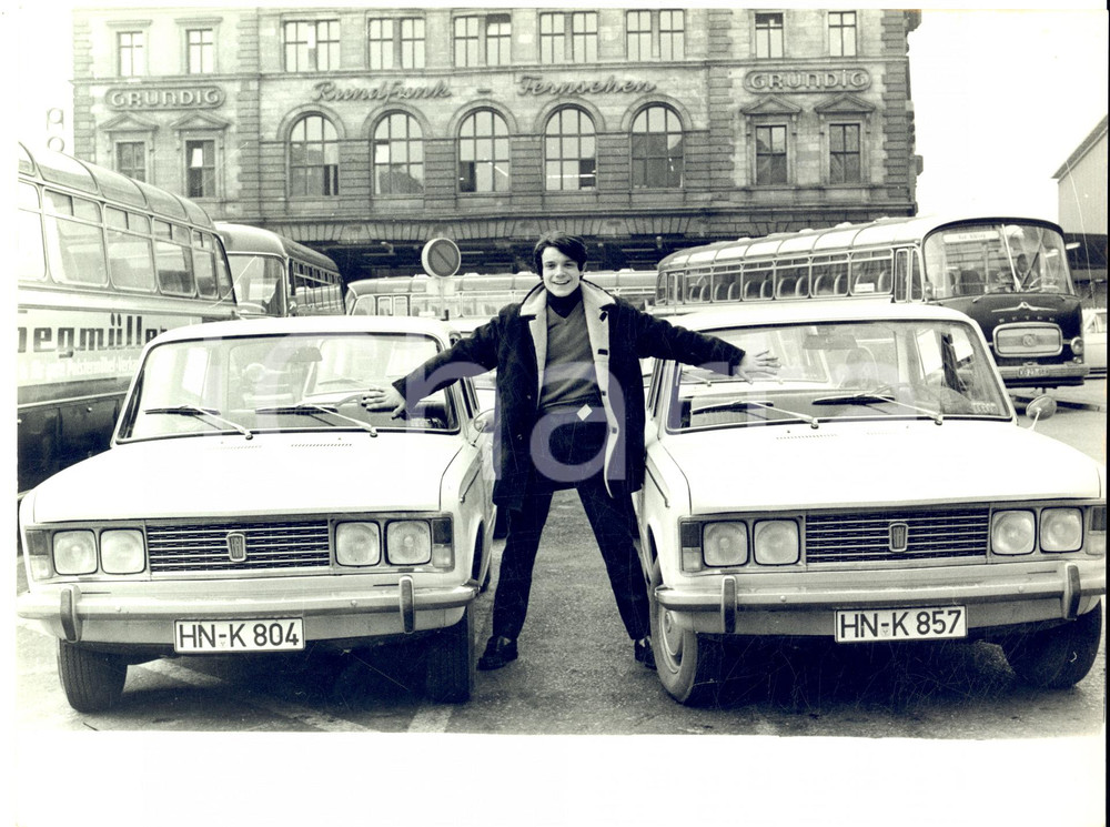 1967 CANTAEUROPA INNSBRUCK Massimo RANIERI in un parcheggio *Foto 24x18