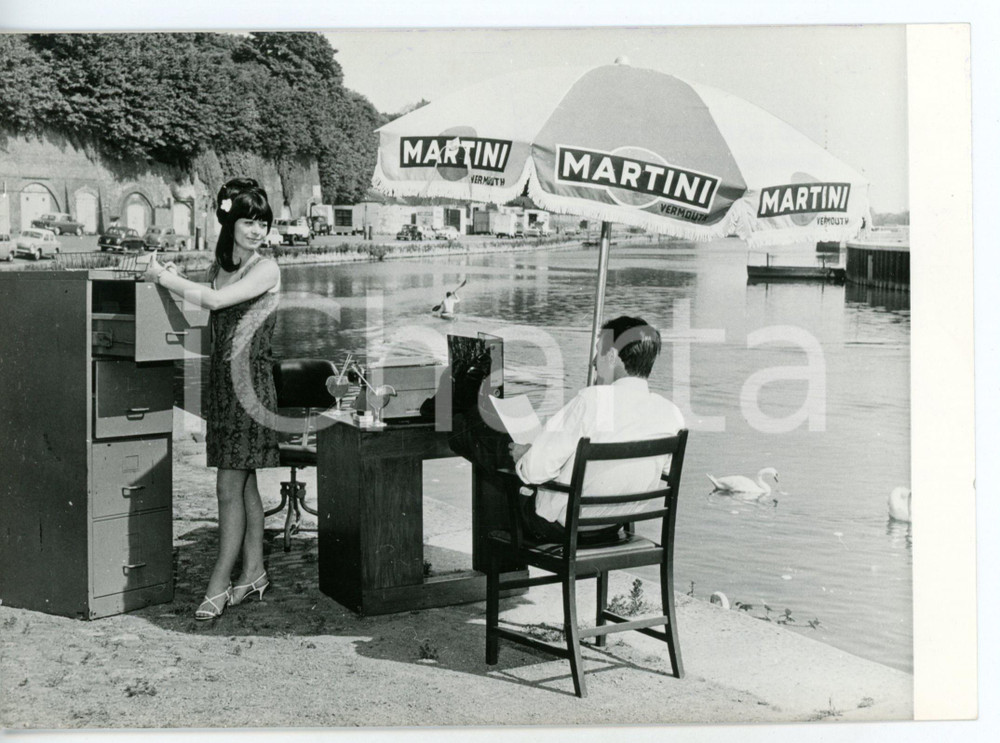 1967 UNITED KINGDOM Ufficio sul lungolago con ombrellone MARTINI *Foto CURIOSA 