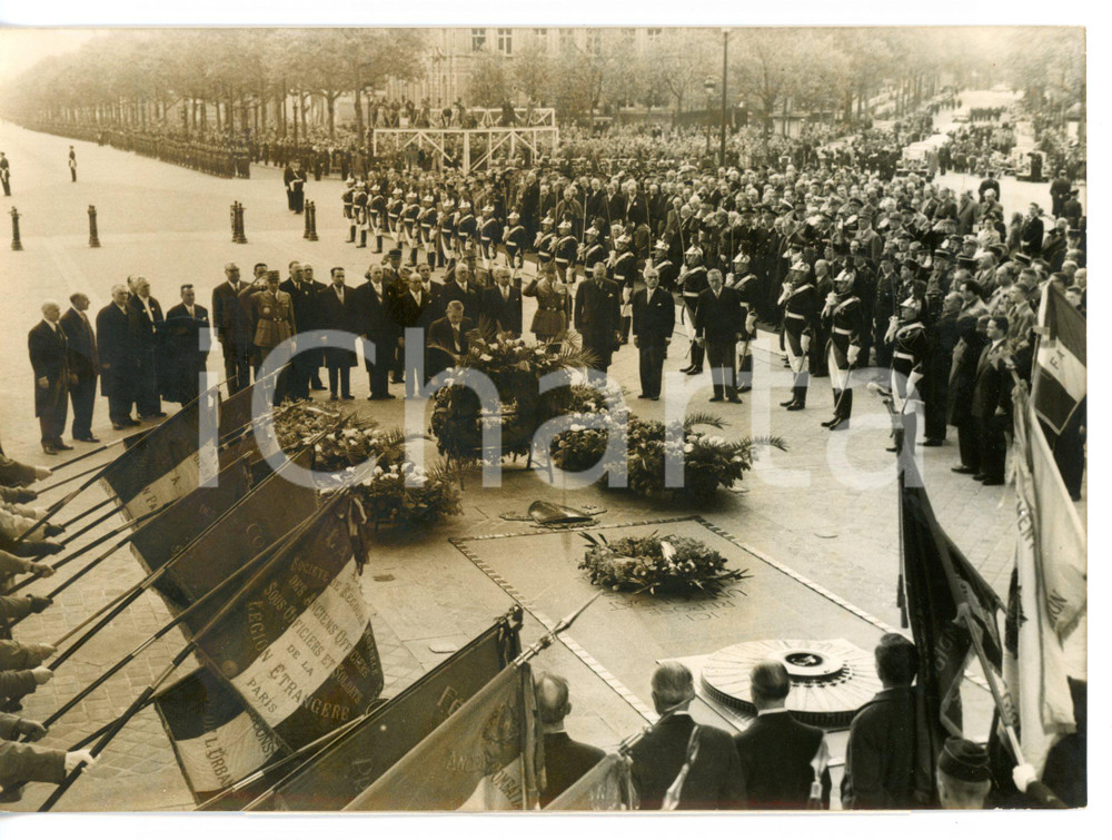 1957 PARIS Giornata della Vittoria - René COTY rende omaggio al Milite Ignoto Fotografia d'epoca con didascalia coeva.  CONDIZIONI: FAIR (lieve alone diffuso) FORMATO: 18x13 cm      originale e autentica 1