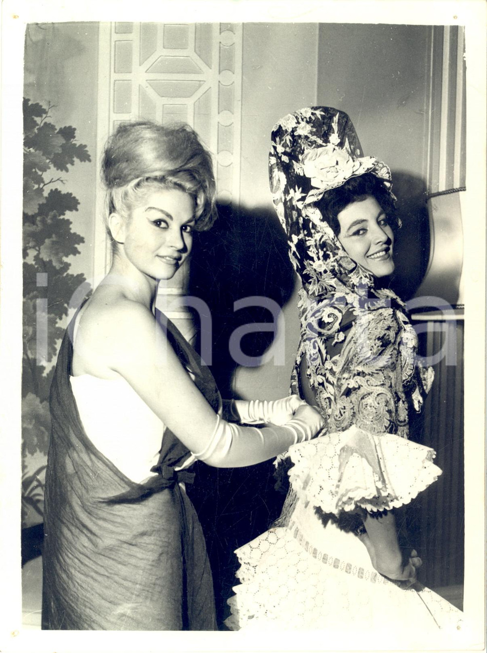 1961 LONDON MISS WORLD - Miss Spain Carmen CERVERA in national costume *Photo