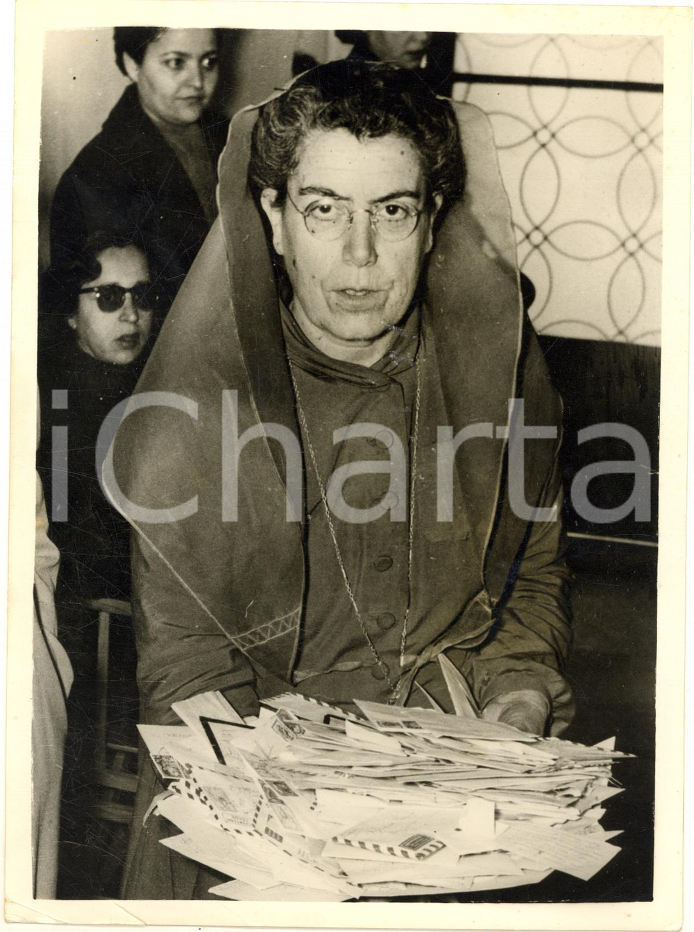 1957 ATHENS Mrs MAGOULA faith healer with a tray full of letters *Foto 15x20