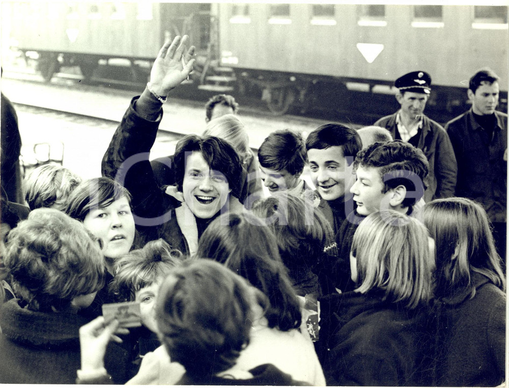 1967 CANTAEUROPA INNSBRUCK Massimo RANIERI circondato dai fan *Foto 24x18