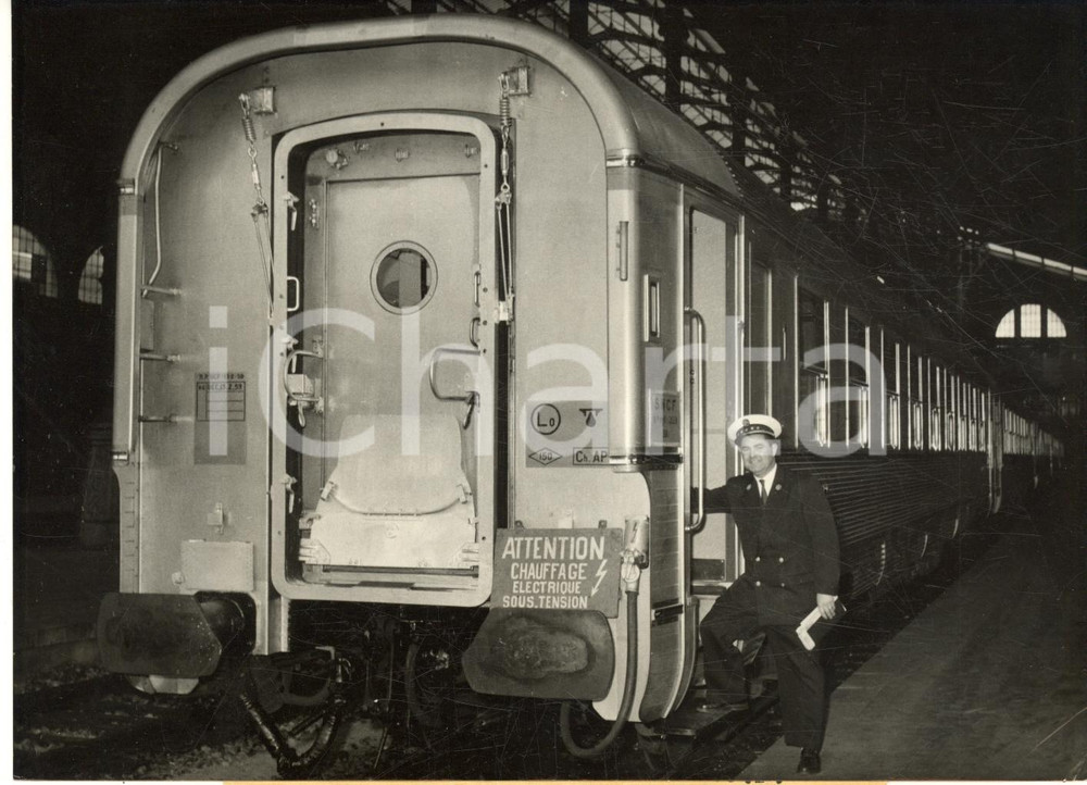 1959 SNCF PARIS-LILLE Nouveaux trains avec Ã©quipement radio-tÃ©lÃ©phonique *Photo  Fotografia d'epoca con didascalia coeva al verso.    CONDIZIONI: FAIR (lieve piegatura angolare) FORMATO: 18x13 cm     originale e autentica 1