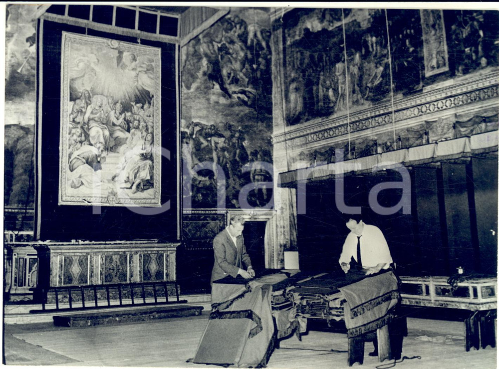 1963 ROMA Preparazione conclave per elezione nuovo Papa - Trasporto baldacchini