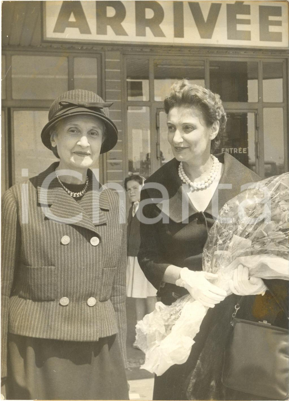 1959 PARIS André MAUROIS accoglie Amalia FLEMING al suo arrivo - Foto 13x18