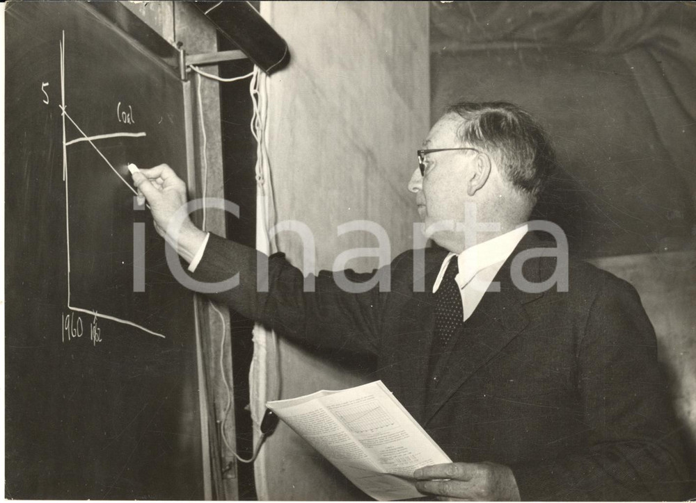 1957 ROMA Conferenza sir John COCKCROFT sull'energia elettrica nucleare *Foto  Fotografia d'epoca, con didascalia coeva al verso.  CONDIZIONI: FAIR (piegatura al lato destro; lievi macchie in trasparenza) FORMATO: 18x13 cm      originale e autentica 1