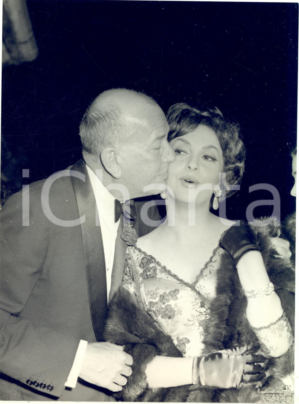 1959 LONDON New Theatre - Noel COWARD kissing Gina LOLLOBRIGIDA *Photo 15x20