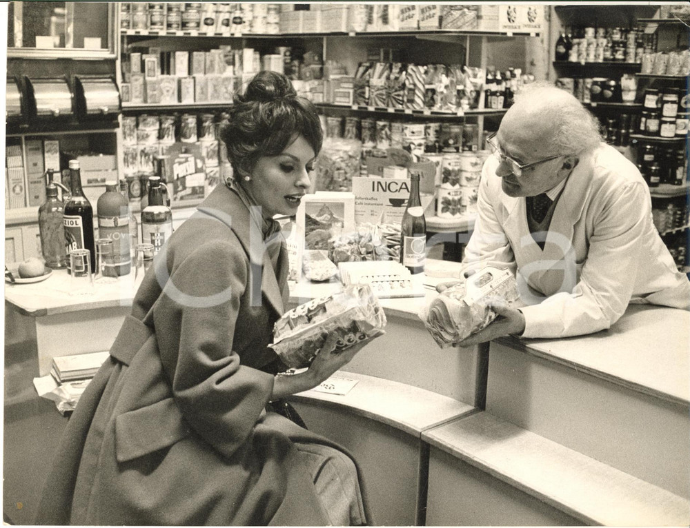 1959 LUCERNA Sophia LOREN nel negozio di un italiano - Fotografia 24x18 cm