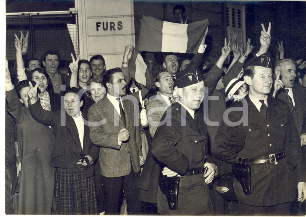 1958 PARIS Folla in festa per l'incarico di governo a Charles DE GAULLE - Foto