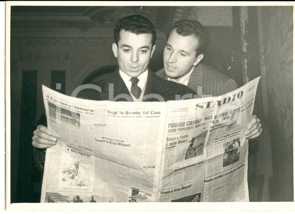 1953 CALCIO NAZIONALE Gino PIVATELLI e Renzo BURINI leggono "STADIO" Foto 18x13