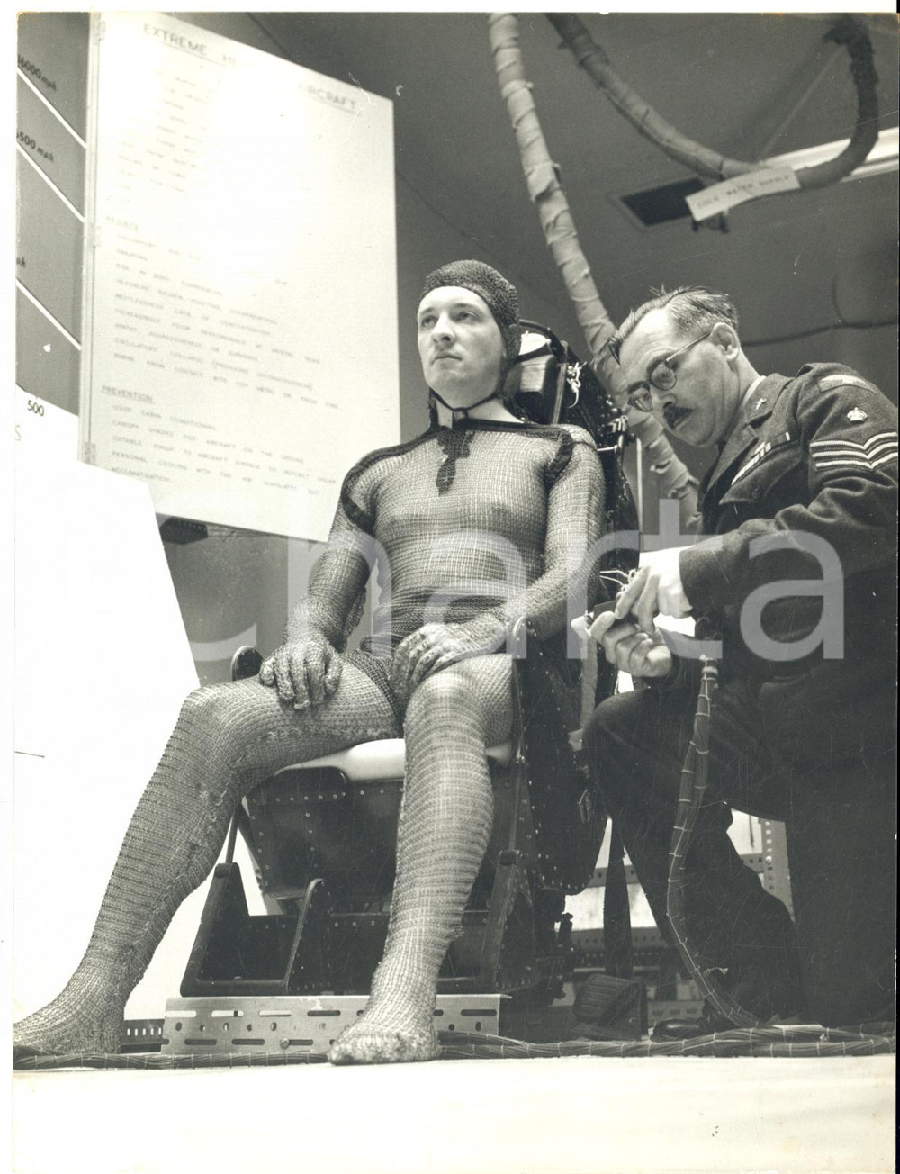 1960 FARNBOROUGH RAF Institute - A suit with 1000 yards of wire *Photo 15x20 cm