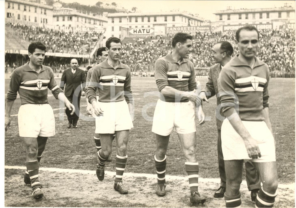 1955 ca GENOVA CALCIO SAMPDORIA Giuseppe FARINA e compagni a fine partita 